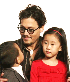 Johnny with little chinese fans