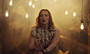  Lzzy Hale in Shatter Me musique video