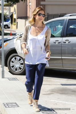  Sarah Running Errands in Brentwood, LA (April 30th, 2014)