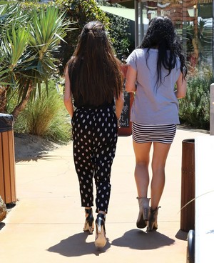  Selena out for lunch in Los Angeles (May 15)