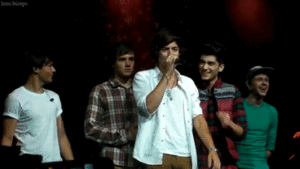 Zayn and Liam messing with Harry during his WMYB solo 