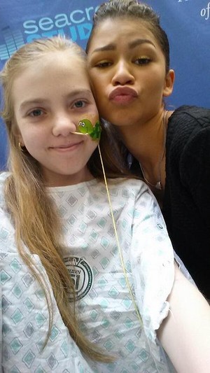  Zendaya visits young girl in the hospital ;)