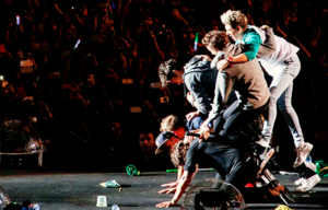  the boys trying to do a human pyramid only using one arm they failed - São Paulo - 05/10