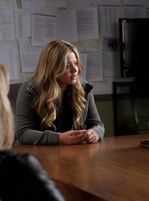 Alison in 5x01 ”EscApe From New York”