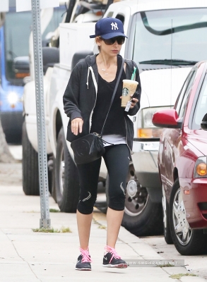 Sarah Leaving 스타벅스 After Going to the Gym (May 28th, 2014)