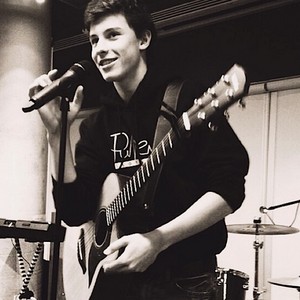  Shaw Mendes, he sings so awesome!