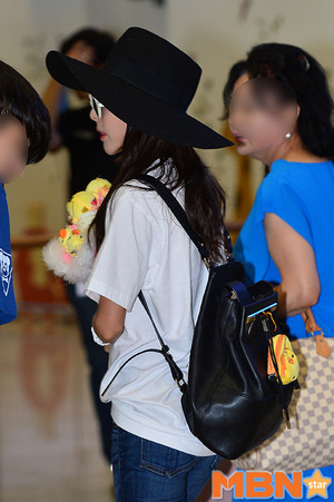  Dara at Incheon Airport back from Singapore