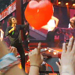  Harry playing with a heart-shaped balloon in Dusseldorf (x)