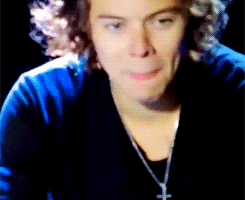  Harry telling a پرستار they are pretty :)