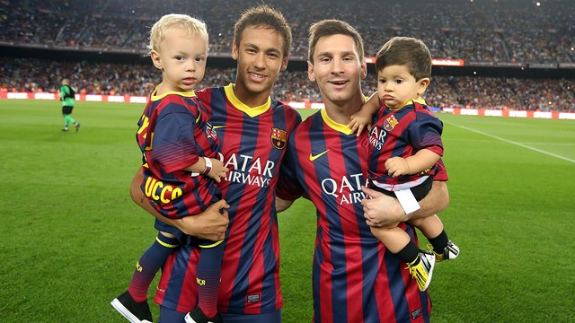 http://images6.fanpop.com/image/photos/37200000/neymar-and-messi-wid-their-kids-neymar-37260622-640-360.jpg
