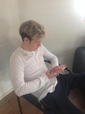  @NiallOfficial: guys ! check out the bottle for 당신 and I !!