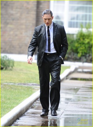  Emily Browning Fights with Tom Hardy in the Rain, But They চুম্বন