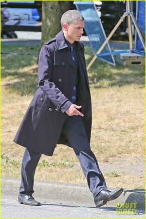 : Wentworth Miller is a silver renard with his new grey hair on the set