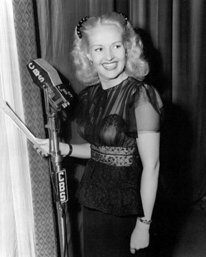  Betty Grable -Elizabeth Ruth Grable( December 18, 1916 – July 2, 1973)