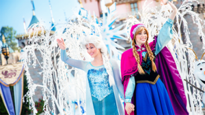  Elsa and Anna - ফ্রোজেন ফ্যান্টাসি Pre-Parade
