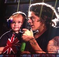 HARRY AND A CUTE BABYYYY THIS PIC HAS WAY TO MUCH CUTENESS !      - harry-styles photo