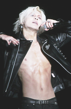 HOT SEXY SHIRTLESS TAEMIN WITH SILVER HAIR 