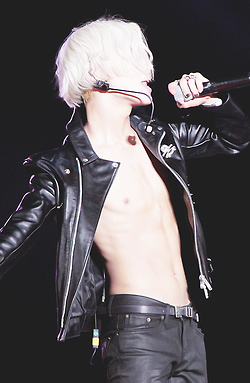 HOT SEXY SHIRTLESS TAEMIN WITH SILVER HAIR 