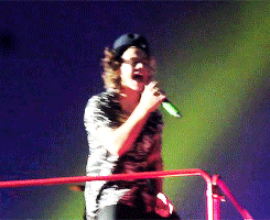  Harry wearing a snapback (with his headscarve) - 17.08