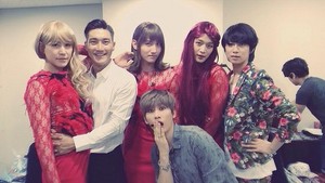SJ Siwon’s Twitter Update ‘Beautiful Ladies’ 140815 - with Minho