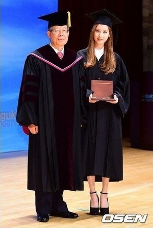  Seohyun Graduation from Dongguk università