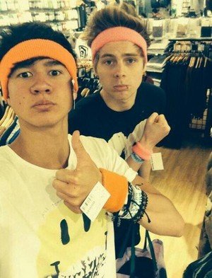  Shopping with Calum!