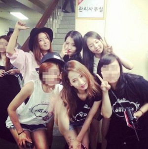  Yenny (HA:TFELT) posts litrato of Wonder Girls reunion