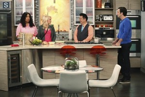  Young and Hungry - Episode 1.08 - Young & Car-Less Promotional mga litrato
