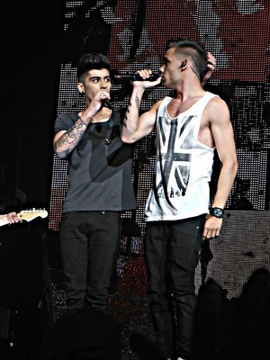  Zayn feeling Liam’s hair at the コンサート 6.14.13