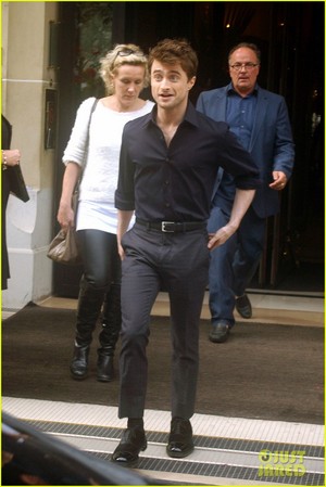  Daniel Radcliffe exiting his hotel (September 17) (Fb.com/DanieljacobRadcliffeFanClub)