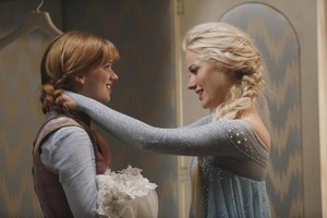  Elsa and Anna in Once Upon a Time