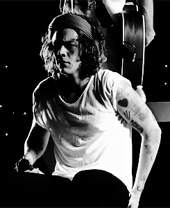  Harry worried about a Фан in the crowd - 12/09