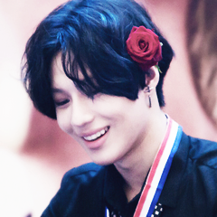 Taemin at Fan Sign Event wearing rose