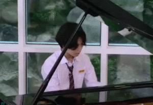 Taemin playing পিয়ানো gif