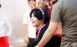  Taemin with Tiger Headband - 粉丝 Sign Event for Ace