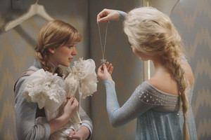  Elsa and Anna on Once Upon a Time