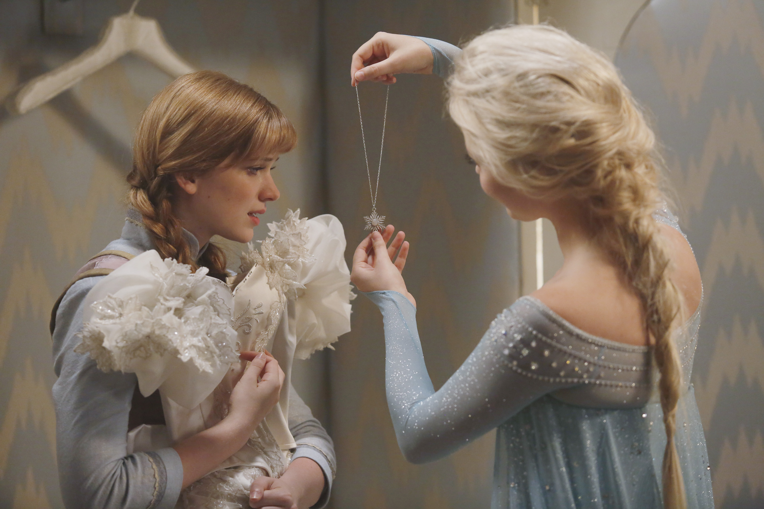 elsa-and-anna-on-once-upon-a-time-frozen-photo-37619631-fanpop