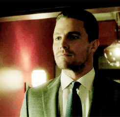  Oliver believes he can finally have a private life and asks Felicity out on a fecha