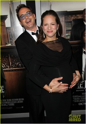  Robert Downey Jr. Holds Wife Susan's Baby Bump at 'The Judge' Premiere
