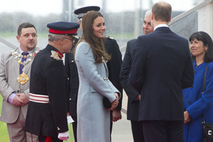  Duke & Duchess Of Cambridge Visit The Valero Pembroke ریفائنری