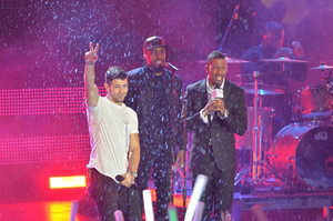  Nick Jonas performs in the rain on stage during the 2014 एमटीवी EMA Kick Off at the Klipsch Amphitheate