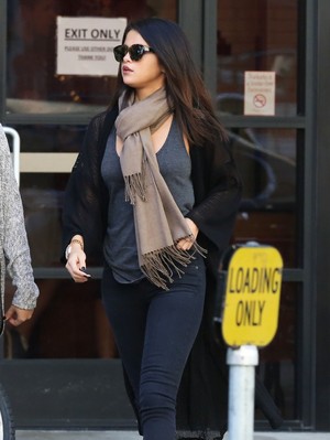  November 2: Selena stops par Starbucks with a friend in Los Angeles, CA