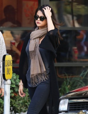  November 2: Selena stops سے طرف کی Starbucks with a friend in Los Angeles, CA