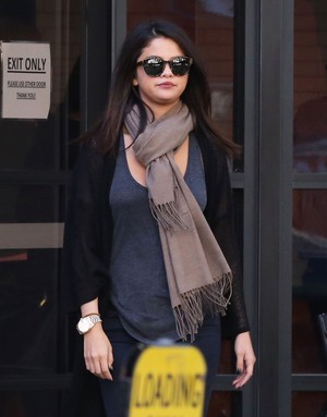  November 2: Selena stops sa pamamagitan ng Starbucks with a friend in Los Angeles, CA