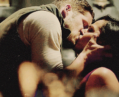 Regina and Robin kiss