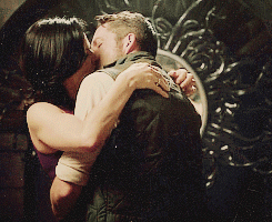  Regina and Robin ciuman