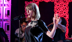  Taylor Performing on Ellen tunjuk