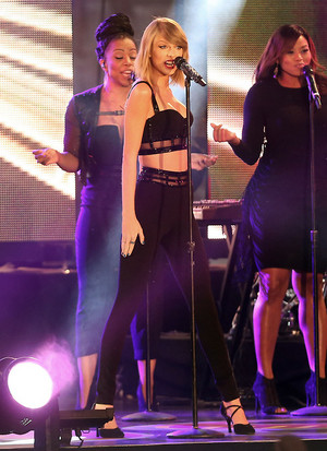  Taylor performing on Jimmy Kimmel !