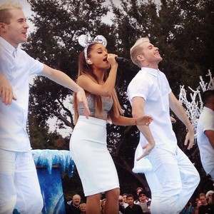  Ariana rehearsing at 迪士尼 Parks 圣诞节 Parade
