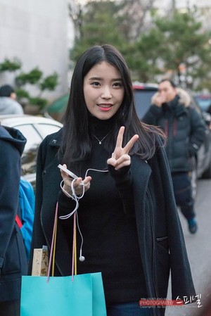 141126 IU Arriving at the Korea-China Music Festival